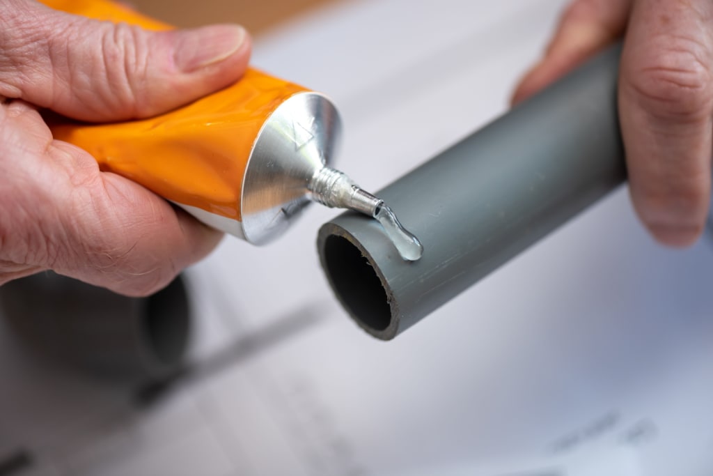 Comment colmater efficacement une fuite d'eau sur un tuyau en plastique ? Le guide complet 2025 2 mettre du mastic sur pvs tuyau en plastique